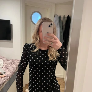 Svart prickig tröja från Freequent - Bara provad, men köpt second hand💕 pris kan diskuteras 