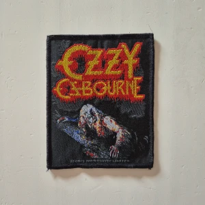 Ozzy Osbourne patch! - Ett tygmärke med Ozzy Osbourne! Sydde på den å hade den bara ett par dagar! Skulle säga att den e i nyskick. Köpt för 59 spänn. Passar perfekt på västen eller skinnjackan! 😎 Skriv för fler frågor eller besök min shop för eventuella bundles 🌟 