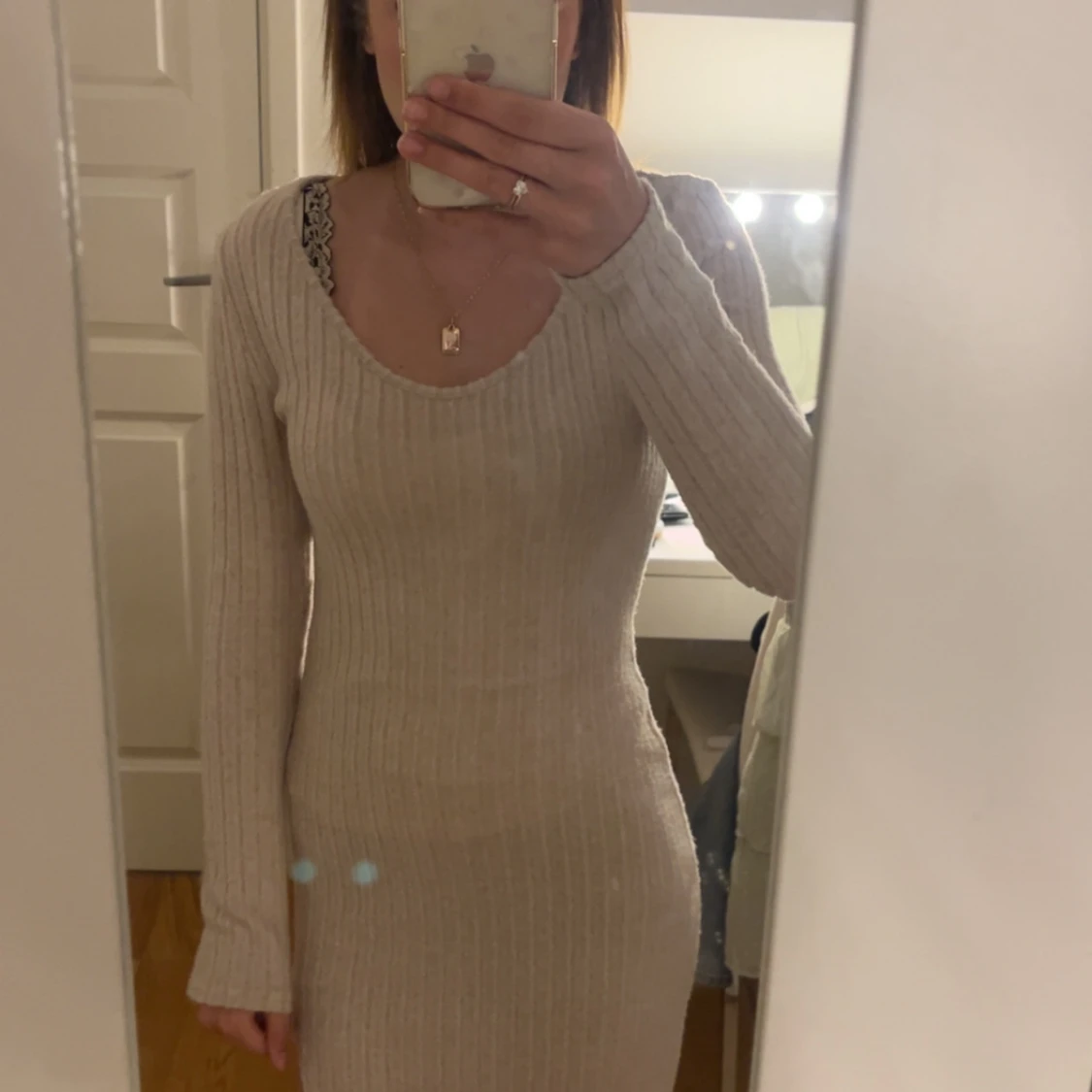 Beige ribbad långärmad klänning med slits