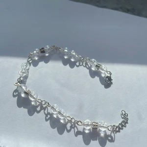 Handgjort armband - Handgjort armband med genomskinliga pärlor och silverfärgade fjärilar 🦋. Lite över 17 cm men justerbart. Inte äkta silver💕Ge gärna prisförslag!