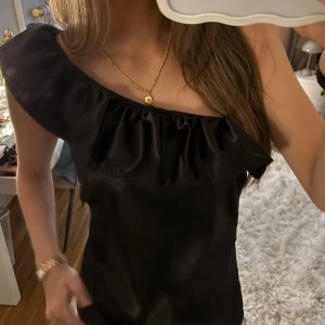 Satin volang topp - Super fin satin volang topp jag sytt själv!! Hade behövts sy/klippas vid ena armen men går snabbt att fixa!💕💕💕