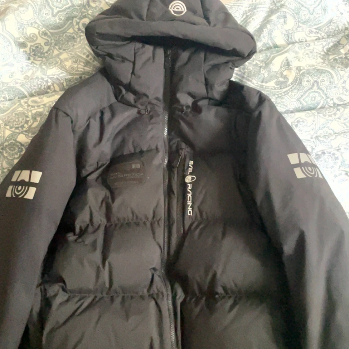 Svart dunjacka från Sail Racing