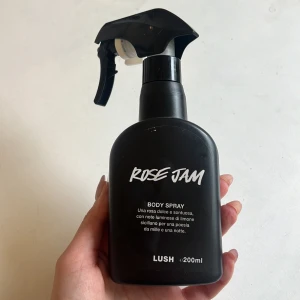 Rose Jam Body Spray från Lush - Använd ett fåtal gånger. 'Rose Jam' från Lush. Innehåller 200 ml body spray med söt och blommig doft av ros och citron. Flaskan har en praktisk sprayfunktion och modern design.