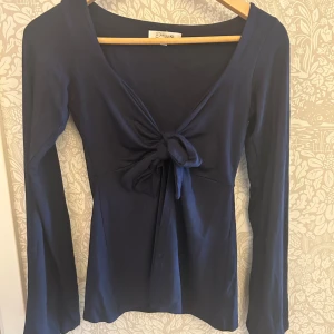 Design by Si Maddy top - Säljer en mörkblå långärmad topp från Design by Si. Storlek XS/S. Använd ca 2 gng.
