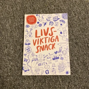 Bok - Boken 'Livsviktiga snack' hjälper vuxna att prata med barn om känslor och mående. Omslaget är vitt med blåa handritade illustrationer och röd text. Perfekt för föräldrar till barn i åldern 9-12 år. Innehåller tips, kunskap och övningar.