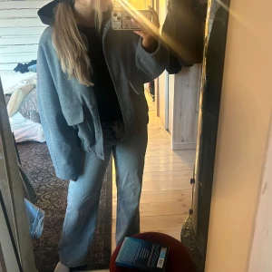 Grå oversized jacka  - Säljer den grå bomberjacka liknande jacka. Köpte i större storlek för få en oversize modell. Köpt på sellpy men inte använt något. Den är grå och i storlek M/L, jag är 1,67. 