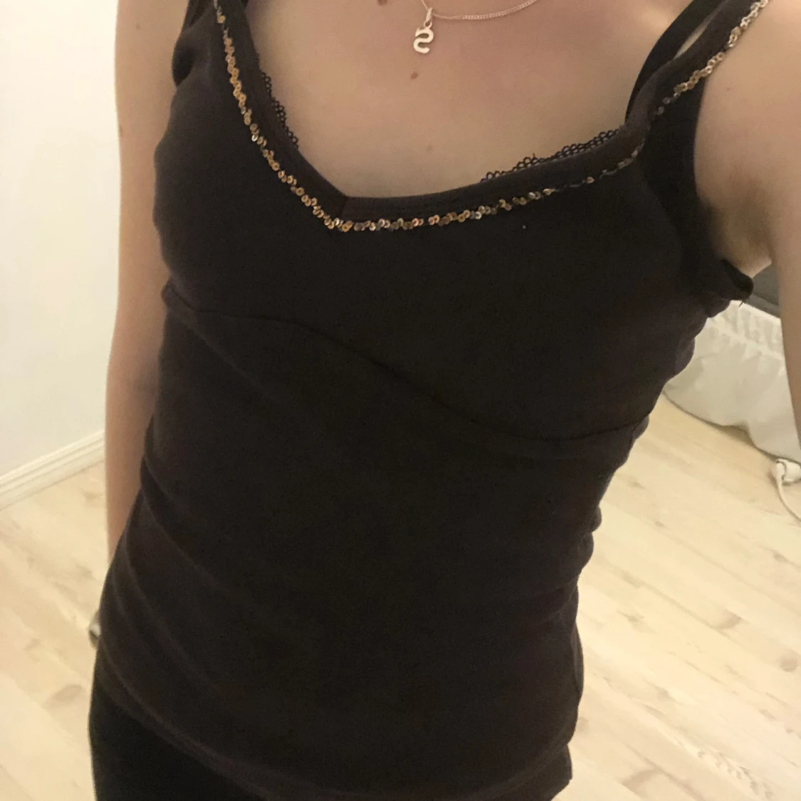 Svart linnetopp med paljettdetaljer från United Colors of Benetton