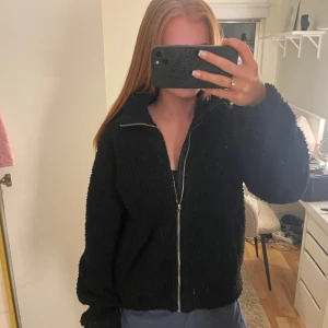 Svart teddyjacka !! - Skitsnygg svart teddyjacka från Ellos i storlek 164!!🌸