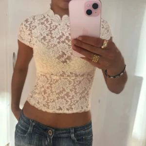 Vit spetsblus - Säljer populär vit spetsblus från zara! Den är vit och har superfint spets mönster. Den är i okej skick. Jag köpte denna tröja har på plick och de är hennes bilder. 