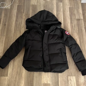 Canada Goose jacka - Canada Goose Macmillan jacka i mycket bra skit.   Påse finns.                                                                            Pris kan diskuteras 