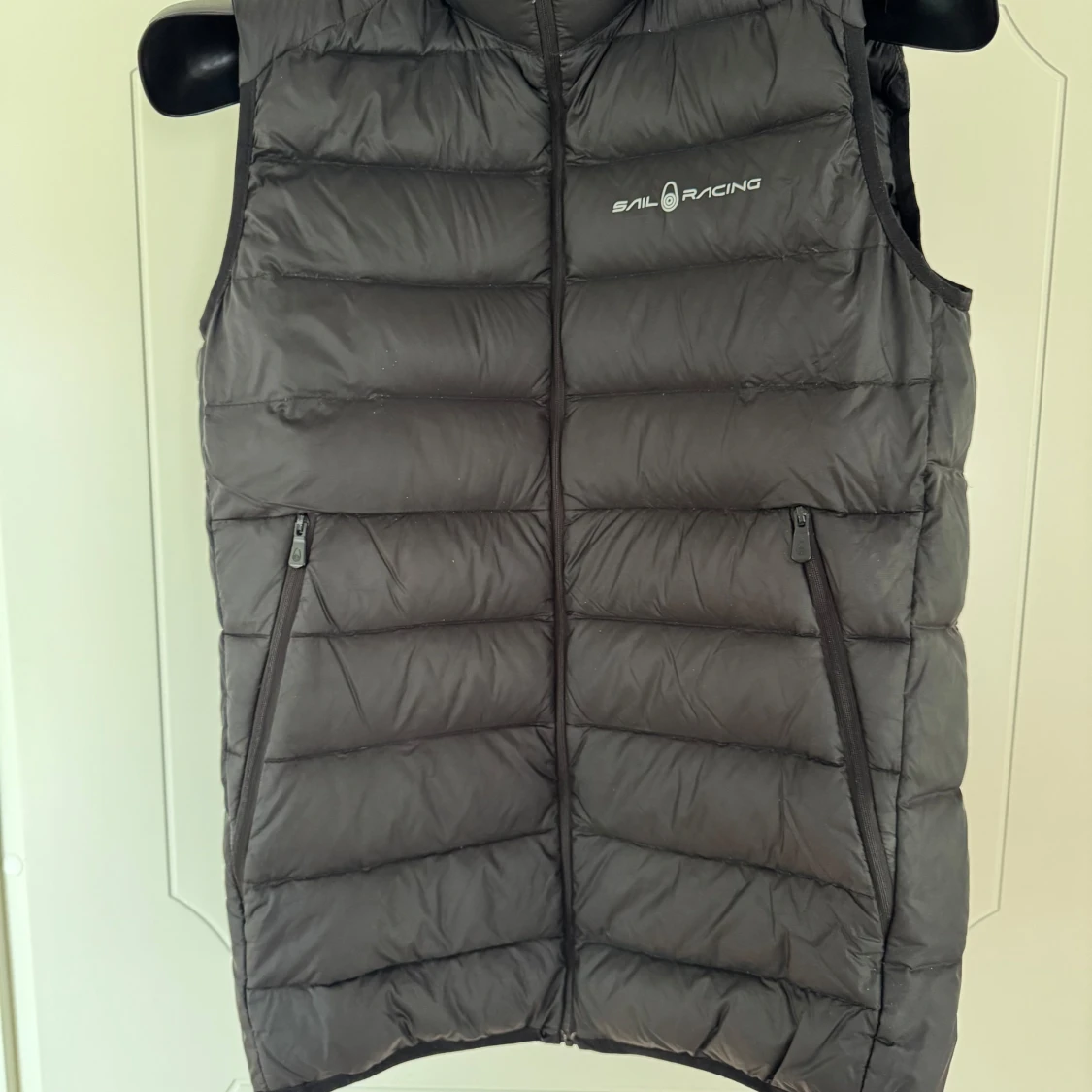 Svart dunväst från Sail Racing