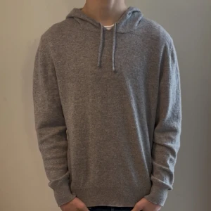 Grå Kashmirhoodie  - Säljer en grå hoodie från Sayless. Perfekt för en avslappnad look och passar till det mesta.