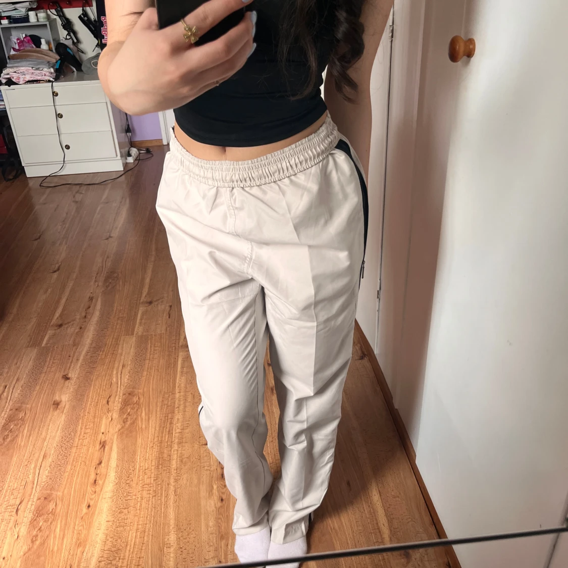 Beiga träningsbyxor med svarta detaljer