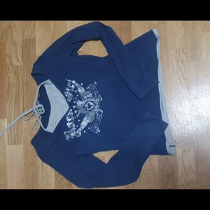 Blå hoodie med tryck och grå huva - .