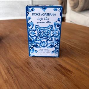 Dolce & Gabbana Light Blue Summer Vibes  - Fräsch herrparfym från Dolce & Gabbana i serien Light Blue Summer Vibes. Flaskan kommer i en snygg blåvit kartong med klassiskt italienskt kakelmönster. Eau de toilette, tillverkad i Italien, 75ml flaska.