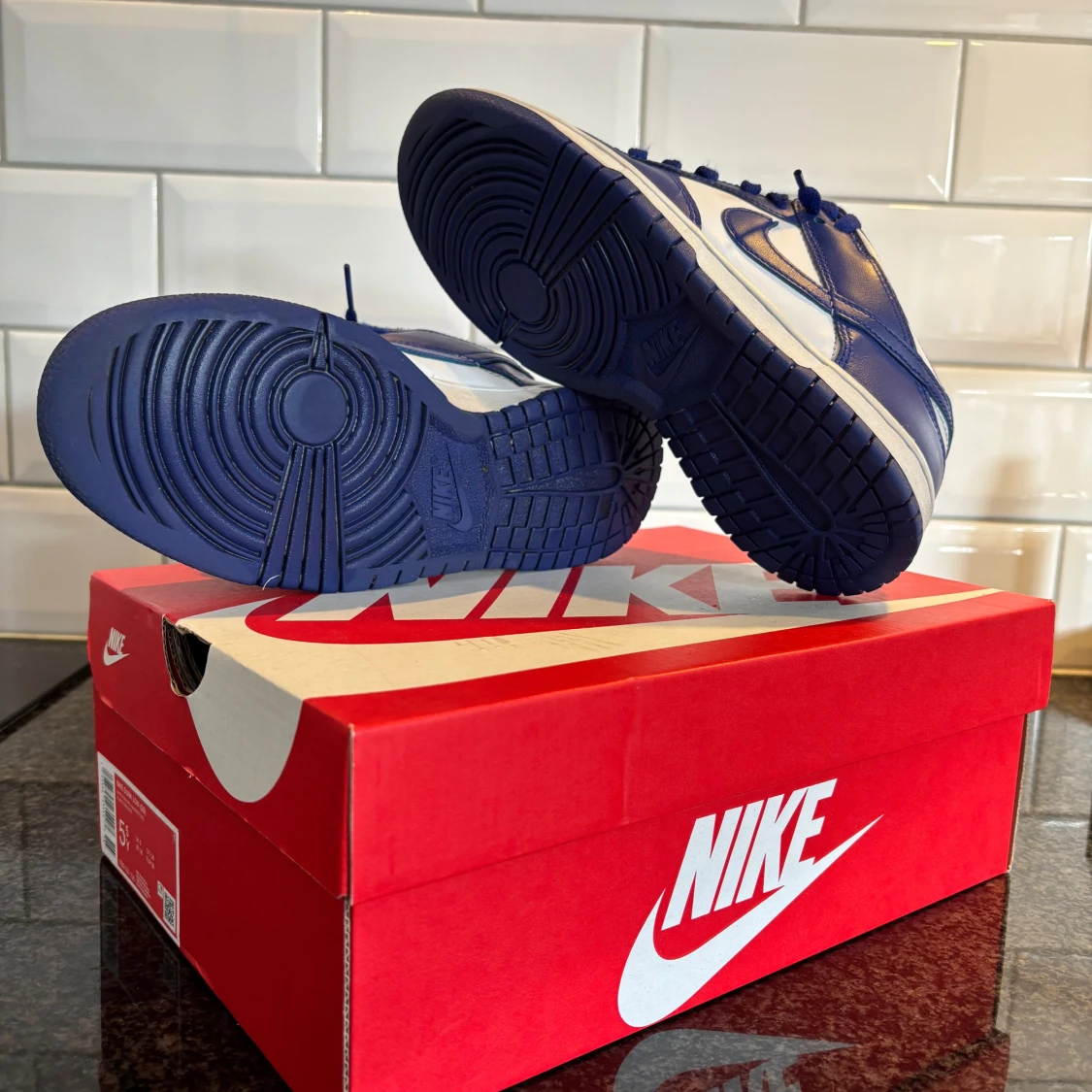 Nike Dunk Low blå och vita sneakers - 1