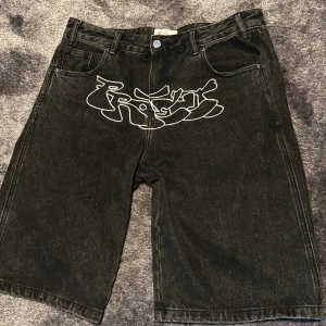 Protect shorts - Några svara shorts från protect perfekta får den som behöver några jeans shorts till sommaren.