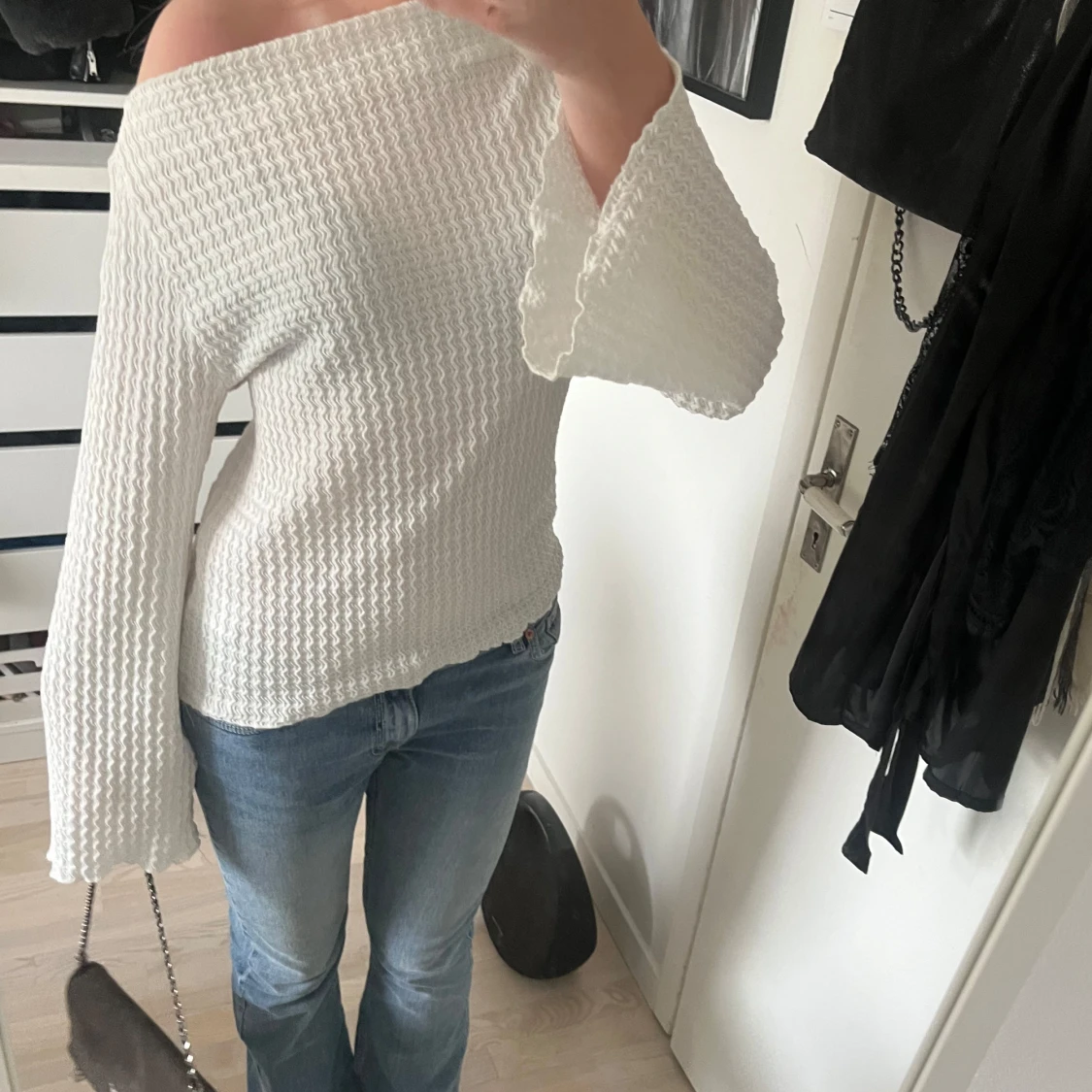 Vit offshoulder stickad tröja - 1