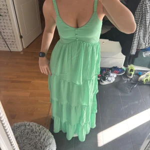 Klänning från Kappahl - Långklänning från Kappahl! Använd 1 gång. Går till marken på mig som är 170 cm
