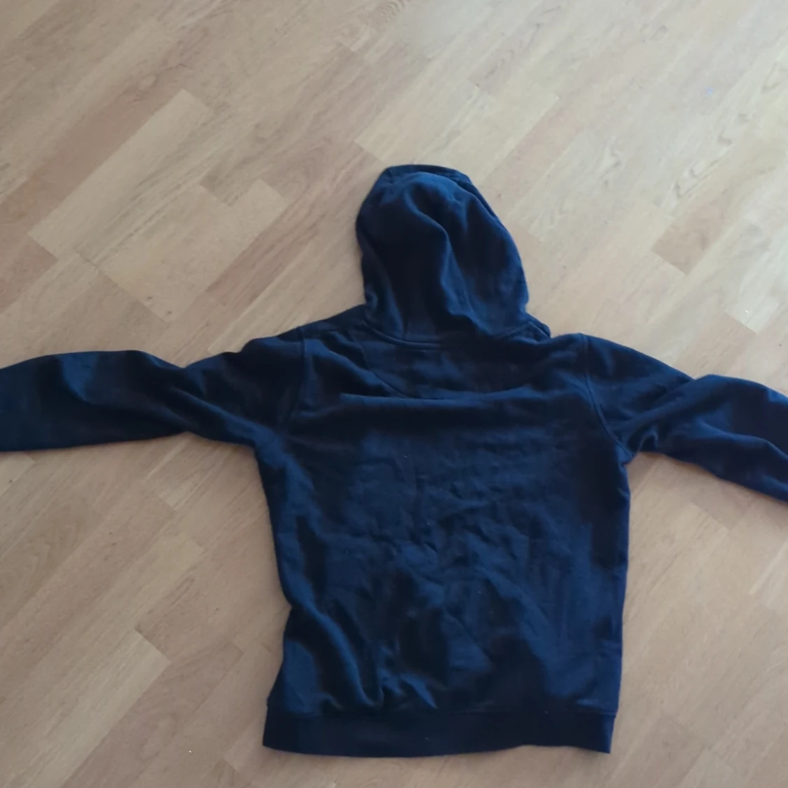 Svart hoodie från Lyle & Scott  - 1