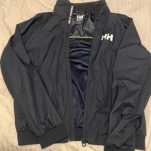 HH windbreaker! - Tja säljer nu denna windbreaker i nytt skick hör av er vid minsta lilla! NYPRIS 1999kr mitt pris 599kr storlek L men sitter som M