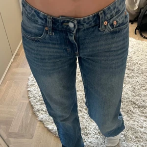 Blå raka jeans från Weekday - Säljer ett par klassiska blå jeans från weekday med raka ben och hög midja. Lite mer info o mått: Total length / 103 Bredd / 40 Inseam / 81 Leg opening / 21 Crotch area / 21