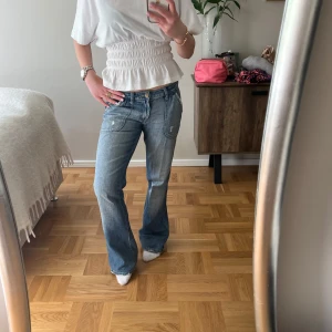 Låg midjade bootcut jeans  - Säljer ett par snygga blå lågmidjade bootcut jeans från JCL med stora framfickor och slitna detaljer. Jeansen är köpta på Vinted och säljer då dom var för stora! Kan diskutera pris💕