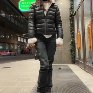 Moncler Jacka - Skitsnygg nästan helt splirrans ny Moncler jacka! Storlek S men passar även XS! Såklart äkta, skicka dm för bevis! Pris kan absolut diskuteras vid snabb affär