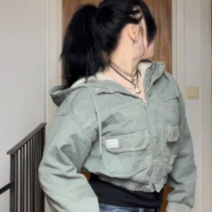 Grön bdg urban outfitters jacka! - Supersnygg grön kort BDG Urban Outfitters jacka! Utsidan är jeans material och insidan är ull liknande tyg som håller värme. Skulle rekommendera som höst/ vår jacka, men man får plats med tjocktröja under så funkar som vinter jacka också! Ungefär samma längd/passform dom babyphat jacka Priset går att diskutera, men först till kvarn gäller! Skickar iväg paket så snabbt som möjligt. Y2k 2000 tal grunge vibbar