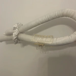 Heatless curls - Det här är en set av grejer som hjälper dig att göra heatless curls, istället för att bränna håret varje dag. Det inkluderar dessutom en hårklämma och en hårsnodd!