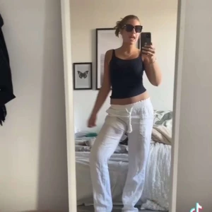 Linnebyxor  - Säljer mina linnebyxor från Skagenclothing i stl xs. Bilderna är på min syra når hon har på sig dom då de är för små för mig. Passar någon som är runt 163cm. Nypris 800kr