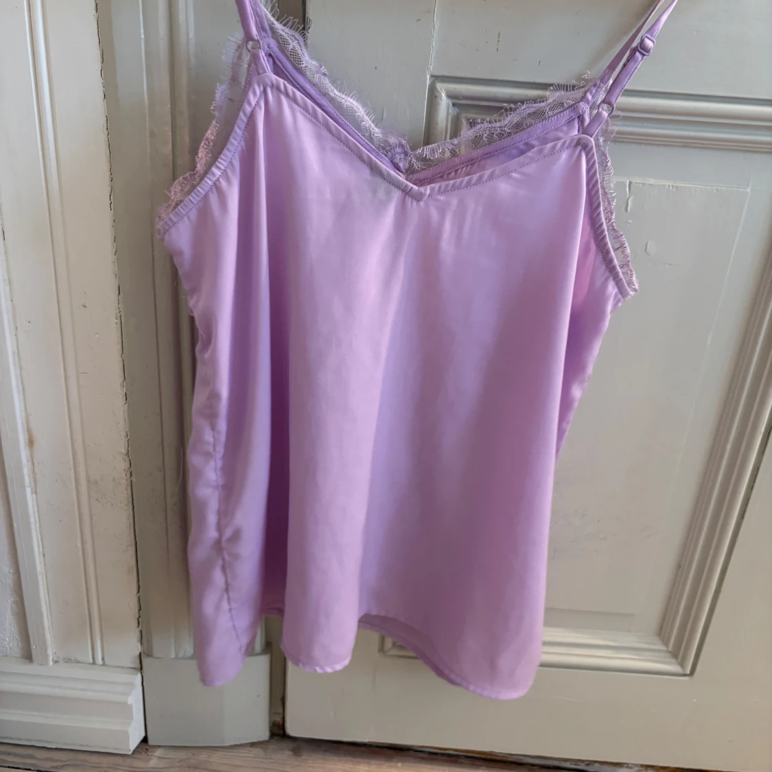 Ljuslila linnetopp med spets från Vero Moda - 1