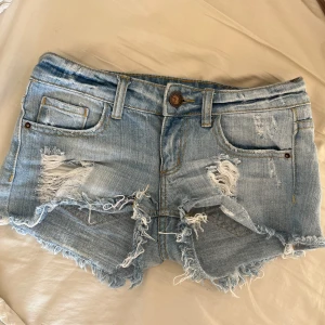 Ljusblå jeansshorts med slitningar från Tally Weijl - Säljer ett par ljusblå jeansshorts från Tally Weijl i storlek 34💞 Midjemått: 35cm tvärs över, längd: 22cm. Har tyvärr inga bilder med de på eftersom de är för små