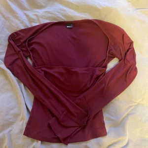 Gina tricot röd tröja - Säljs inte längre, den är jättefin och är som en tubetop med ärmar