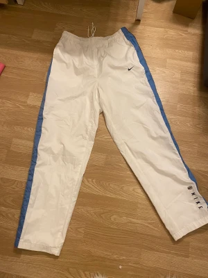 Nike trackpants - Size: L  Köpte dessa Nike windbreaker för ungefär 800kr och säljer dessa för 350 kr eftersom jag ej använder dessa! 😊fin passform på 170-180 cm lång.