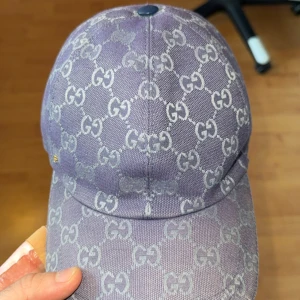 Blå GUCCI keps - Jag säljer en blå Gucci keps med bra skick. Original pris 4880kr. Storlek går att justera. Jag har kvitto för kepsen som bevisar sin äktighet. 