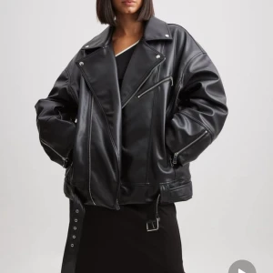 Oversized svart skinnjacka - Söker denna jacka från nakd i storlek 40🤞🏼🤞🏼