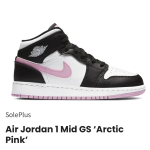 Air Jordan 1 Mid GS 'Arctic Pink' - Säljer ett par Air Jordan 1 Mid  'Arctic Pink' med svart, vitt och rosa färg. Skorna har klassisk Jordan-logga på sidan. Är äkta men säljer för billigt pris för vill bli av med dom. Skriv för frågor💕