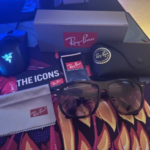 Ray-Ban boyfriend leopard - Klassiska Ray-Ban boyfriend solglasögon i svart med mörk brunt glas. Bågarna är tillverkade i plast och har Ray-Ban-loggan på sidorna. Kommer med originalfodral, putsduk och förpackning. Använda i ca 7 månader skick 9/10. de är äkta✅