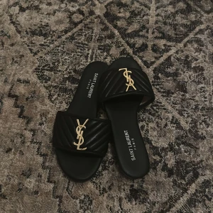 Svarta sandaler  - Superfina sandaler i storlek 39.