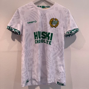 Hammarby matchtröja - Hammarby riktiga matchtröja. Använd en gång🌻 Sytt tjockt emblem, en äkta bajartröja