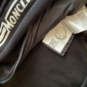 Moncler höst/vår/sommar jacka - Exklusiv Moncler jacka från monclers egna outlet butik i La Roca Village.  Jackan är använd enstaka gånger men behöver säljas pga att den blivit för liten på mig. Den är i perfekt skick.   Storleken är M men har liten passform så funkar även om du har S.  Först till kvarn gäller och går ej att reservera jackan.   Priset är satt 6500kr men går att pruta vid snabb affär.