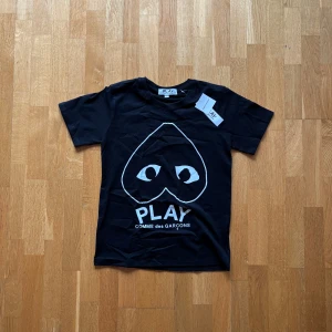 CDG T-shirt  - Säljer denna feta CDG play T-shirten i fint skick. Dvs inga typer av defekter. Den passar perfekt för varmare dagar då du kan gå runt med stil! OG tags medföljer. Och så är det bara höra av sig vid intresse ☺️
