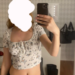 Blommig topp - Superfin blommig topp från SHEIN i storlek S🌺