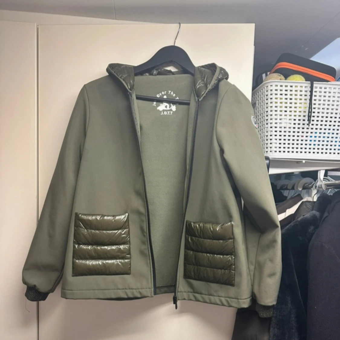 Olivgrön regnjacka från JOTT