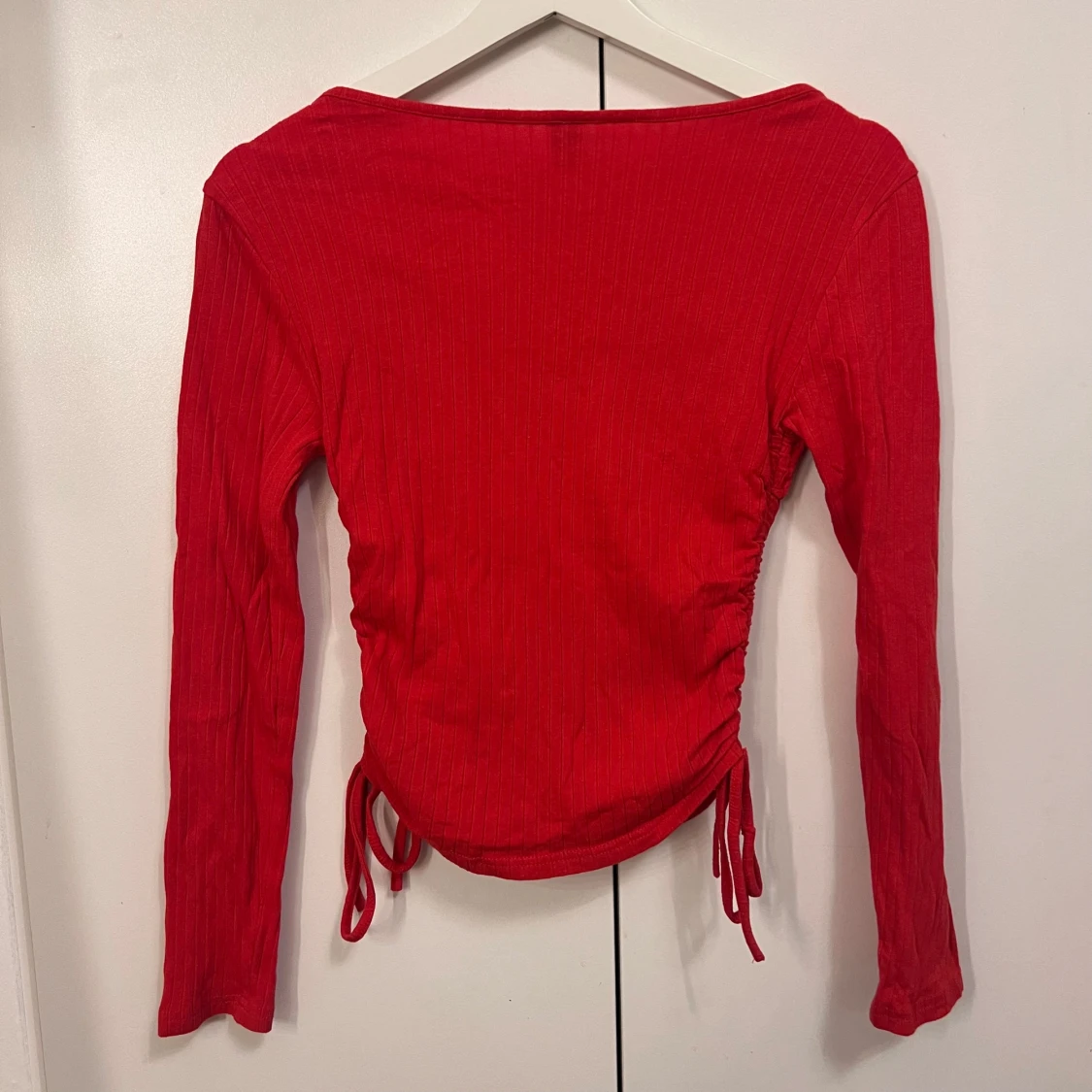 Röd långärmad omlottopp med knyt - 2
