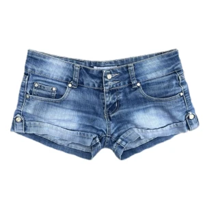 Blå jeansshorts - Snygga blå jeansshorts med låg midja och klassiska fem fickor. Shortsen har knappgylf och dekorativa nitar. Lös tråd som kan klippas bort - sista bilden. 💓
