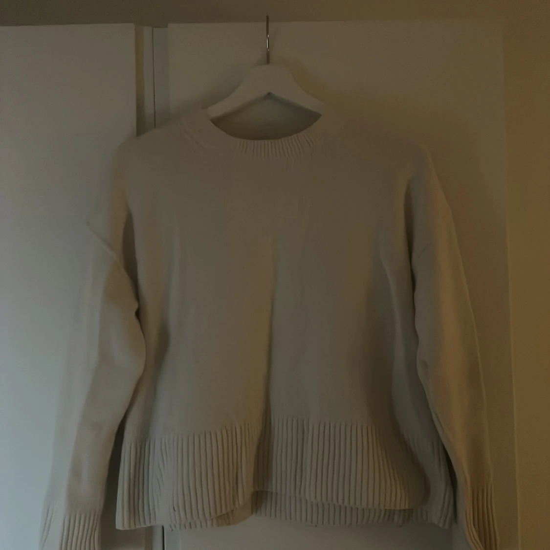 Vit stickad tröja - 1