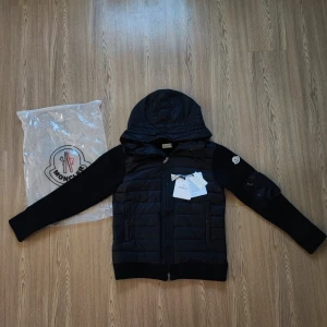 Svart pufferjacka  från Moncler - Snygg Monclar jacka, svart. KÖP NU SKIT BRA PRIS!♨️ TA DET SOM EN INVESTERINGAR!!!💪🏽🐐 Storlek M ( 2 )men passar även S och L! Jacka för MÄN inte för killar🇸🇪 har lagt ut jackan för 3000kr ingen ville köpa så nu ligger den på 2000kr, lycka till! ( Märket på axeln fungerar att skanna/blippa.)