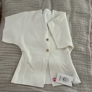 Vit topp med guldiga detaljer från cider - Säljer denna jätte fina toppen från cider💓den är helt ny med prislapp, säljer den pågrund utav att den inte kommer till andvändning💞